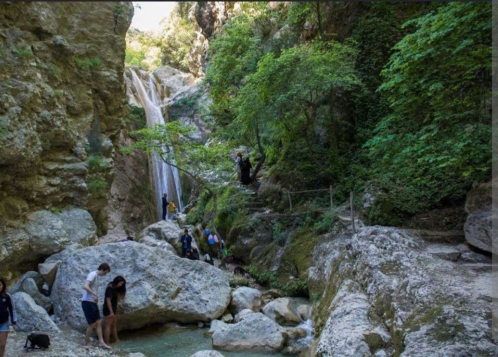 Λευκάδα:Τουρίστρια δίνει μάχη για τη ζωή της-Βράχος έπεσε στο κεφάλι της