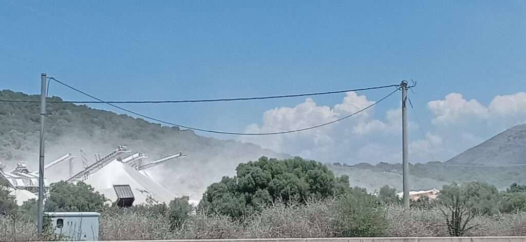 Σκόνη πάνω από τη Βόνιτσα: Οι εικόνες που προκαλούν ανησυχία και τα εύλογα ερωτήματα των κατοίκων (Φωτό – video)