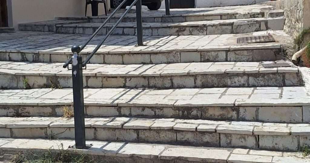 ΕΞΑΚΟΛΟΥΘΕΙ ΝΑ ΠΑΡΑΜΕΝΕΙ … «ΑΠΑΓΟΡΕΥΤΙΚΗ» Η ΠΡΟΣΒΑΣΗ ΑΝΑΠΗΡΩΝ ΚΑΙ ΚΑΡΟΤΣΙΩΝ ΑΠΟ ΤΗΝ ΠΕΡΙΟΧΗ «ΚΟΚΚΙΝΟΣ» ΣΤΗΝ ΠΛΑΤΕΙΑ ΤΗΣ ΒΟΝΙΤΣΑΣ!!! (ΦΩΤΟ)