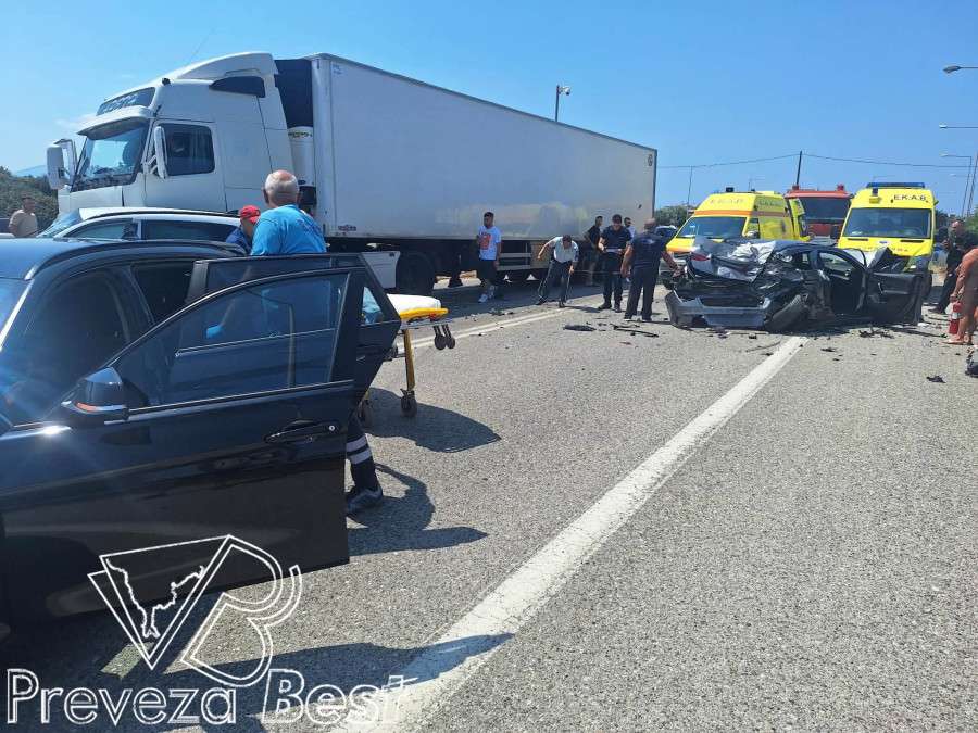 Πρέβεζα: Πώς έγινε το τροχαίο με τους 8 τραυματίες – «Δεν είδε το κόκκινο ο οδηγός του φορτηγού»