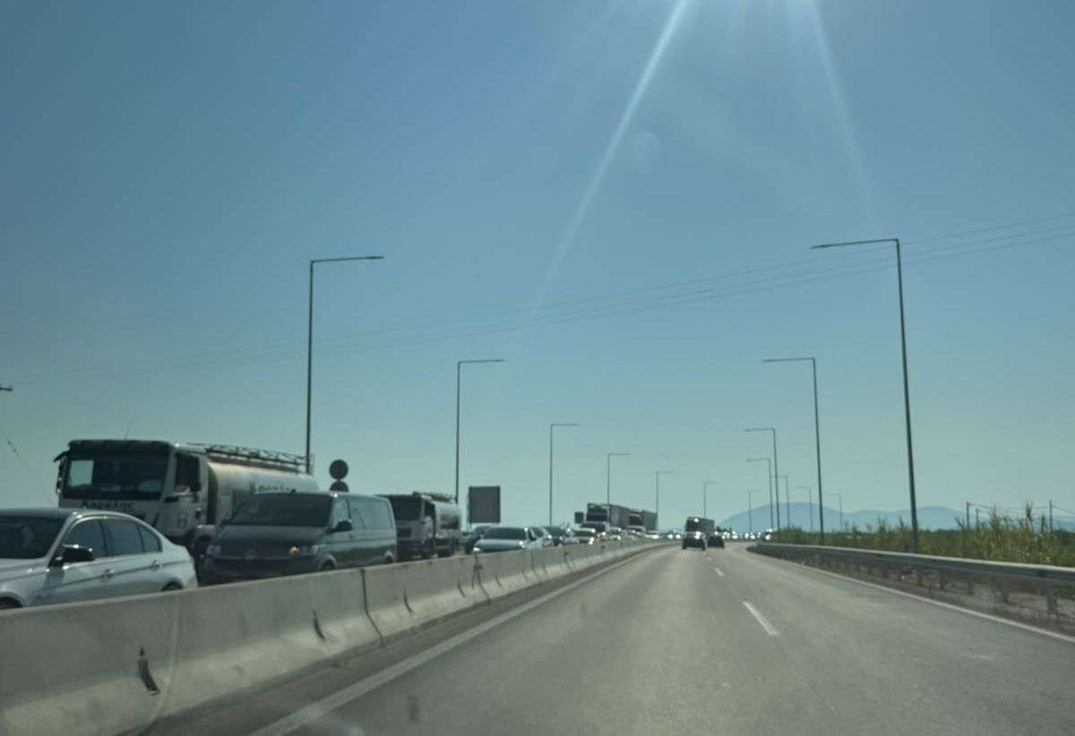Χιλιόμετρα οι ουρές σε Άκτιο και Λευκάδα – «Έμφραγμα» στους δρόμους! (Φωτό και video)