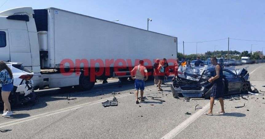 Σοβαρό τροχαίο στην είσοδο της υποθαλάσσιας ζεύξης Ακτίου – Σύγκρουση φορτηγού με τρία Ι.Χ. – Υπάρχουν τραυματίες
