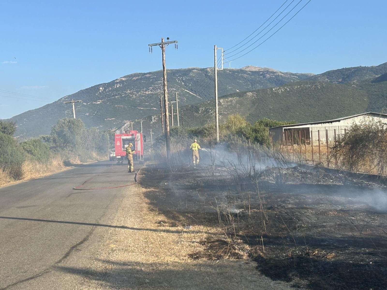 Βόνιτσα: Φωτιά σε δρόμο προς το Μοναστηράκι (φωτό)