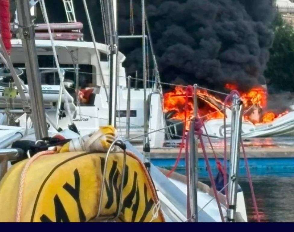 Παρανάλωμα του πυρός έγινε φουσκωτό σκάφος στα Σύβοτα Λευκάδας (Φώτο)