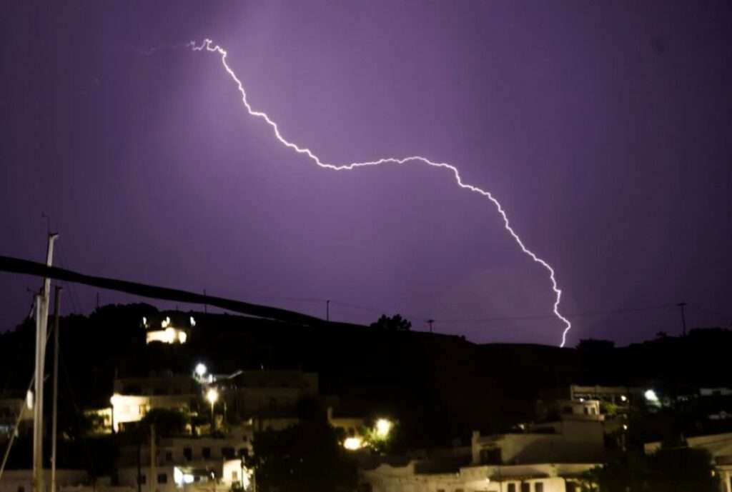 Κεραυνός χτύπησε σπίτι στην Πρέβεζα: Ξέσπασε φωτιά στη σοφίτα (video)